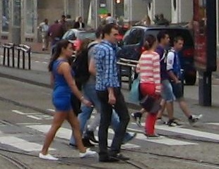Giovani attraversano strada